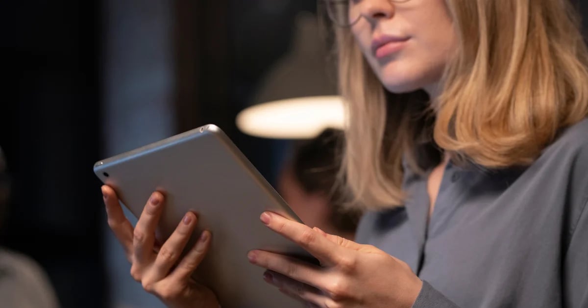 hr-dashboard-female-employee-holding-tablet