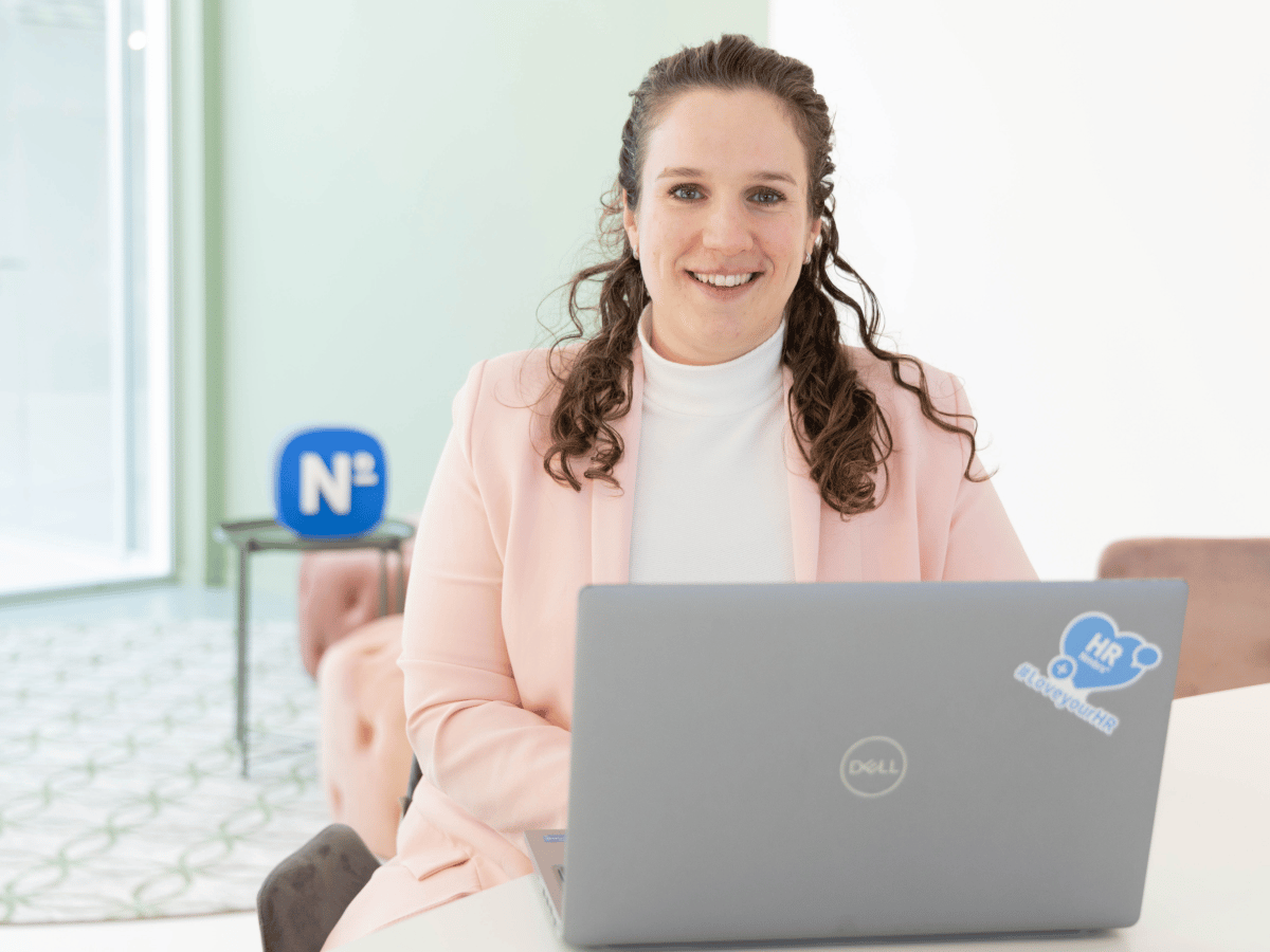 Priscilla-achter-laptop