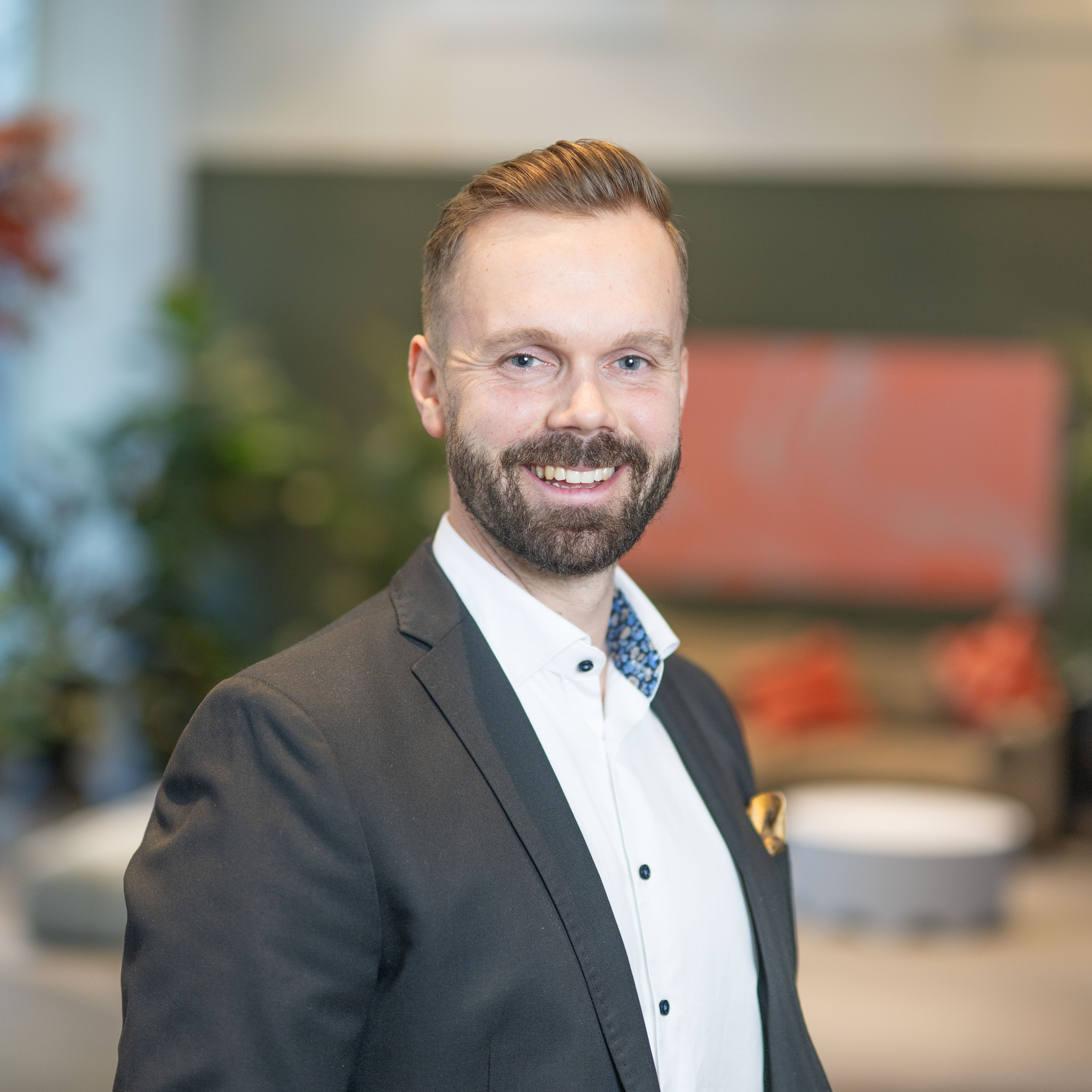 Martin kavaj stående från sidan leende