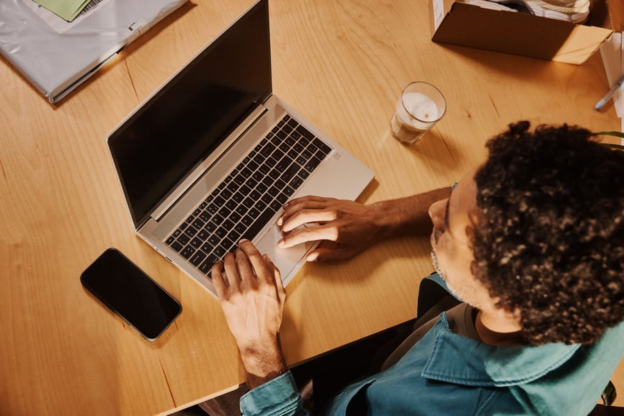 Goede factuurteksten: voorbeelden van factuurmail tot aanmaning