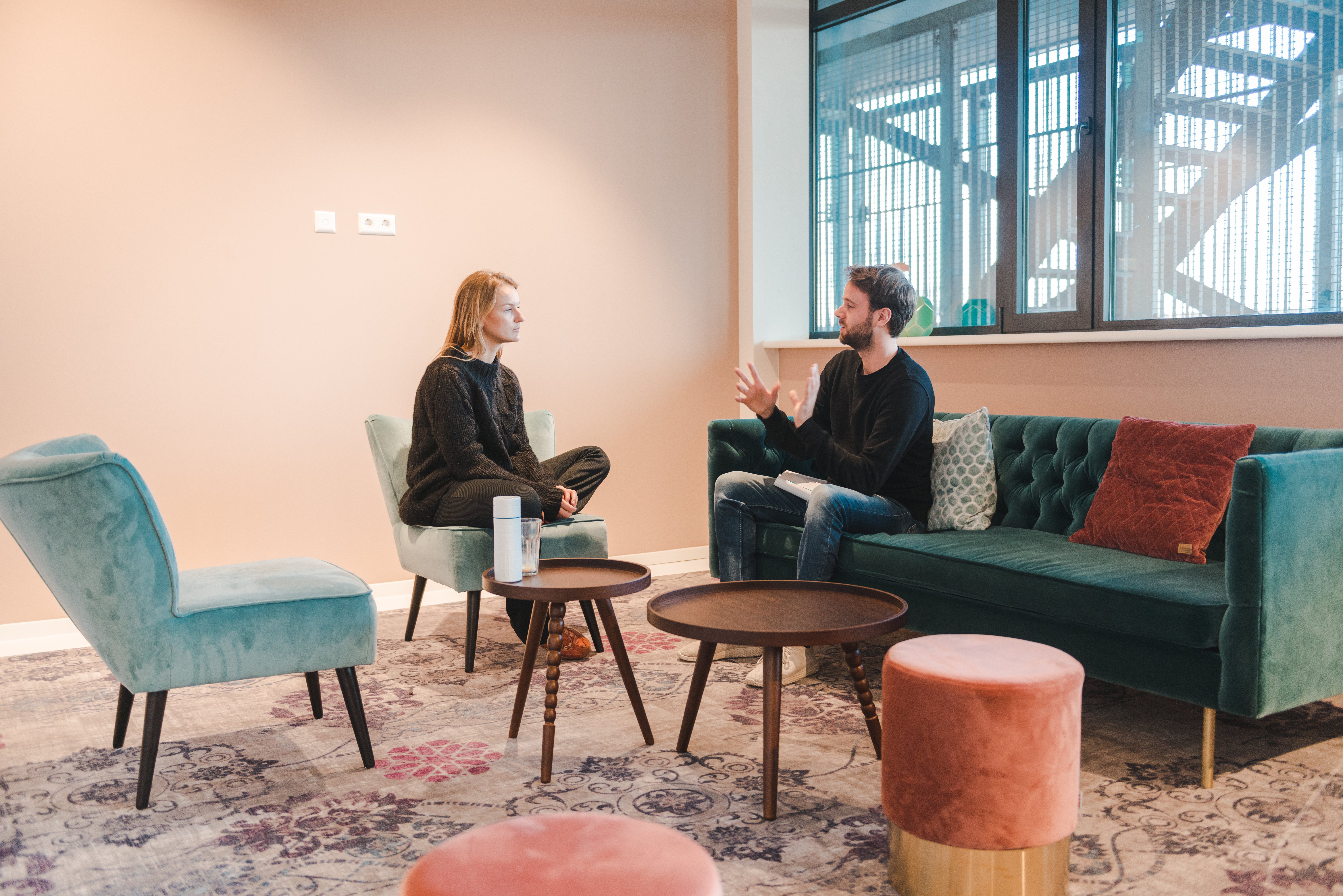 We have no managers at Nmbrs. The picture shows two of our colleagues (a woman and a man) having a relaxed meeting in one of our meeting rooms.