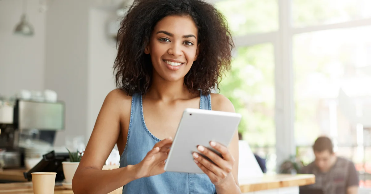Vrouw bekijkt haar jaaropgave in de Nmbrs app