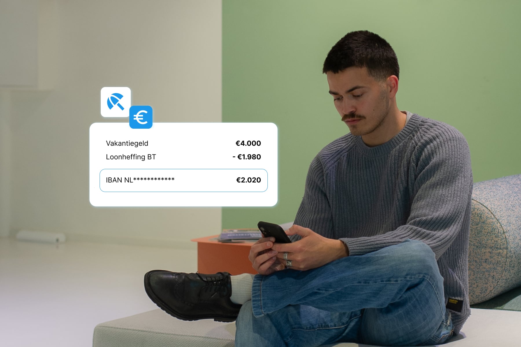 Medewerker kijkt op telefoon belasting over vakantiegeld bijzonder tarief