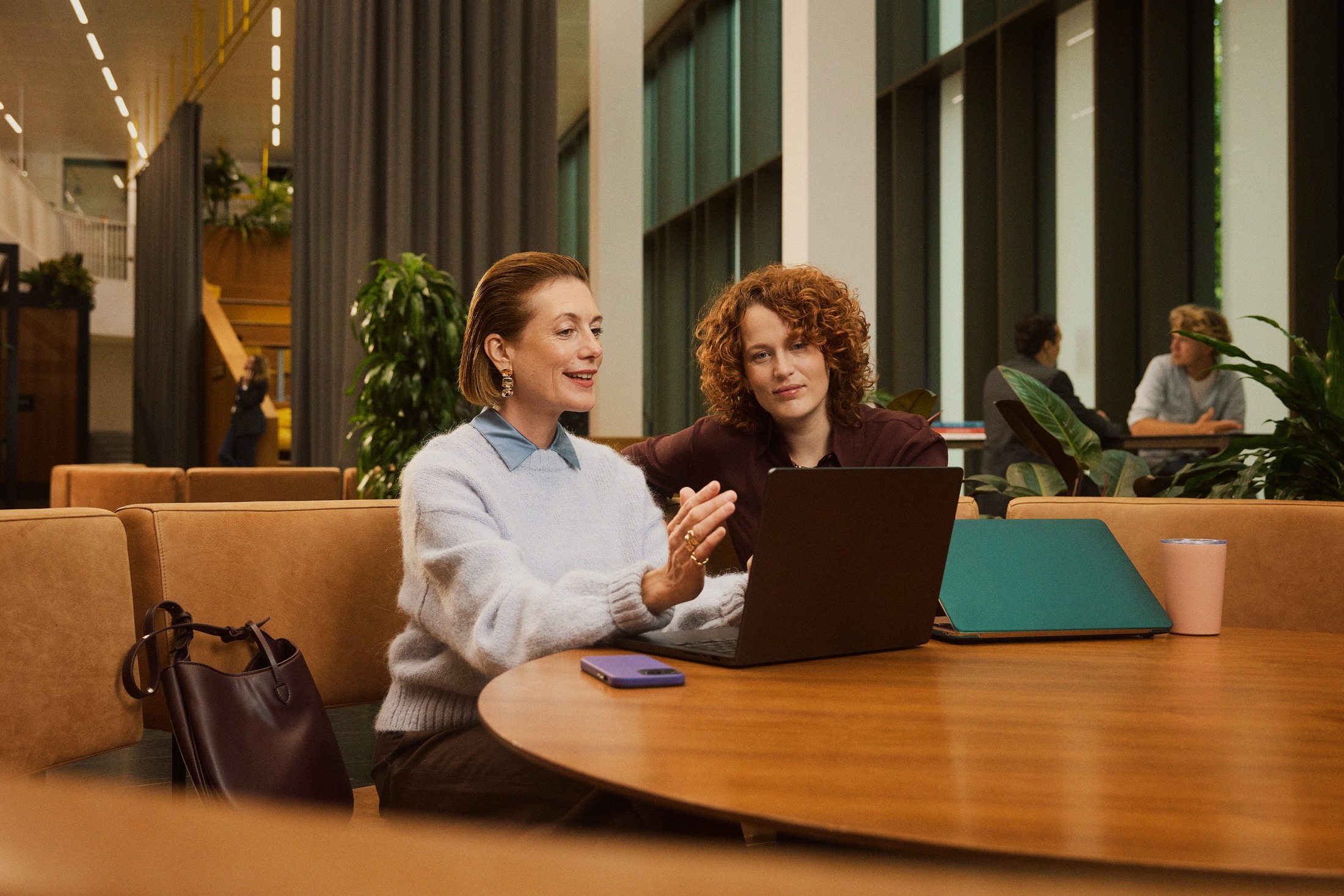businesswoman_with_hr_manager