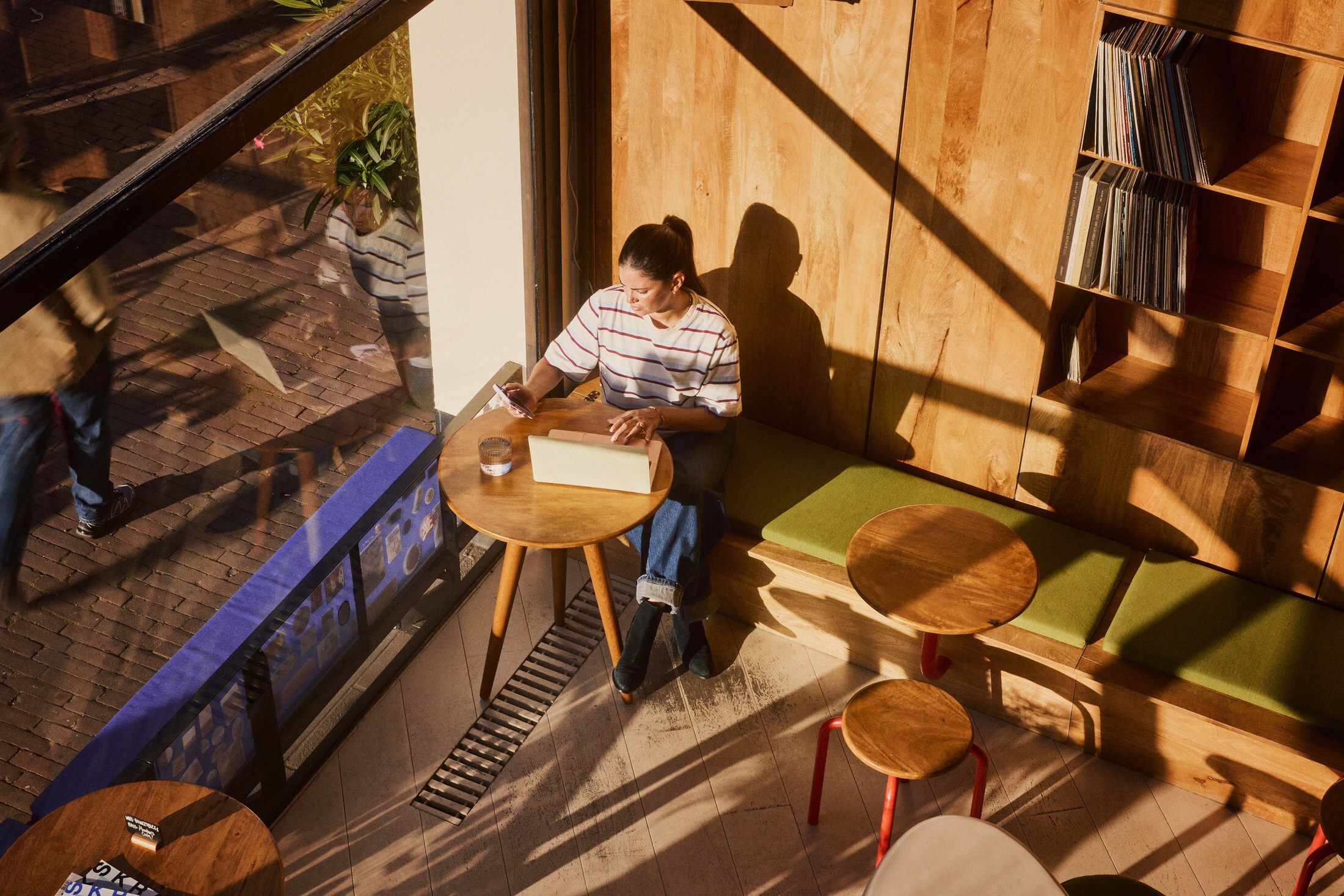 coffeebar_working_table_topview_wide